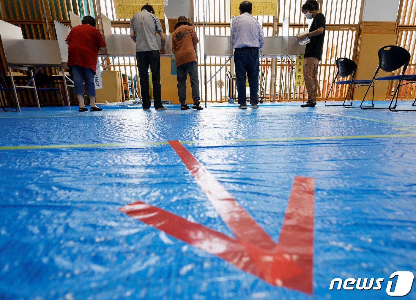 본문 이미지 - 10일 일본 도쿄에서 유권자들이 참의원(상원) 선거 투표를 하고 있다. ⓒ 로이터=뉴스1