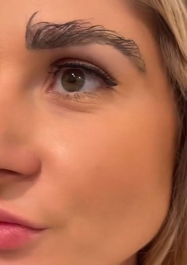 본문 이미지 - 이자벨은 눈썹이 계속 자라나 머리카락처럼 잘라줘야 한다고 말했다. (트위터 갈무리) ⓒ 뉴스1