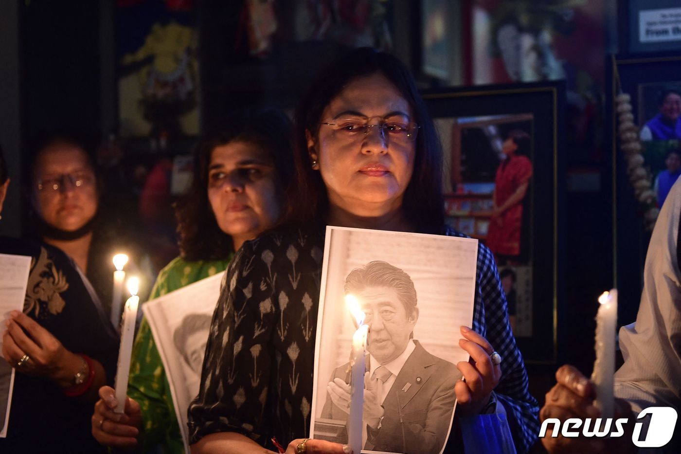 본문 이미지 - 9일 인도 아마다바드에서 시민들이 전날 피격 당한 아베 전 일본 총리를 추모하고 있다. ⓒ AFP=뉴스1 ⓒ News1 조태형 기자