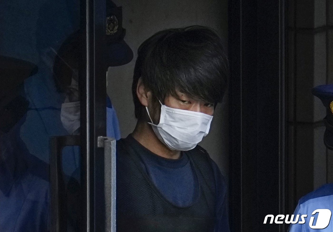본문 이미지 - 아베 신조 전 일본 총리를 피격 살해한 혐의를 받고 있는 야마가미 테츠야가 10일 일본 나라현 나라시 경찰서에서 검찰로 이송되고 있다. ⓒ 로이터=뉴스1 ⓒ News1 박정호 기자