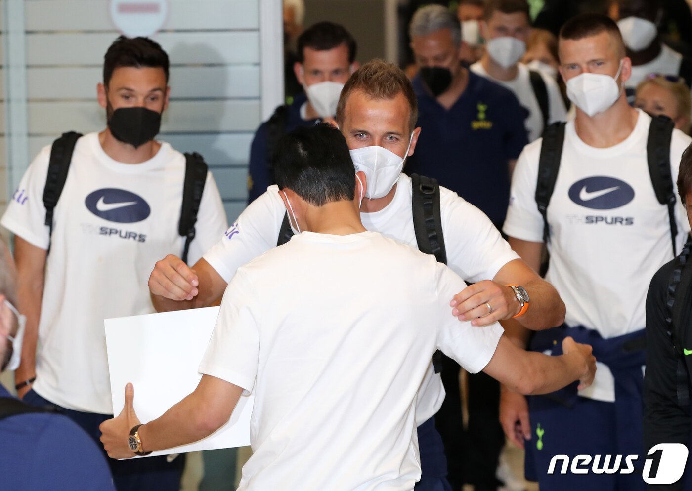 본문 이미지 - 프리 시즌 투어를 위해 입국한 토트넘 동료들을 마중 나온 손흥민이 10일 오후 인천국제공항 제2터미널 입국장에서 헤리 케인과 포옹을 하고 있다. (공동취재) 2022.7.10/뉴스1 ⓒ News1 민경석 기자