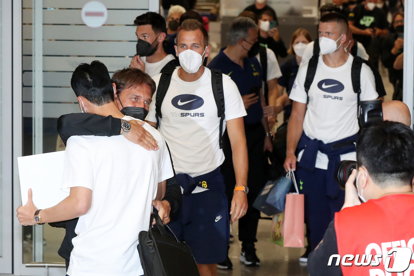 (인천공항=뉴스1) 민경석 기자 = 잉글랜드 프리미어리그(EPL) 토트넘 홋스퍼에서 활약 중인 손흥민이 10일 오후 인천국제공항 제2여객터미널을 통해 입국하는 안토니오 콘테 감독과 …