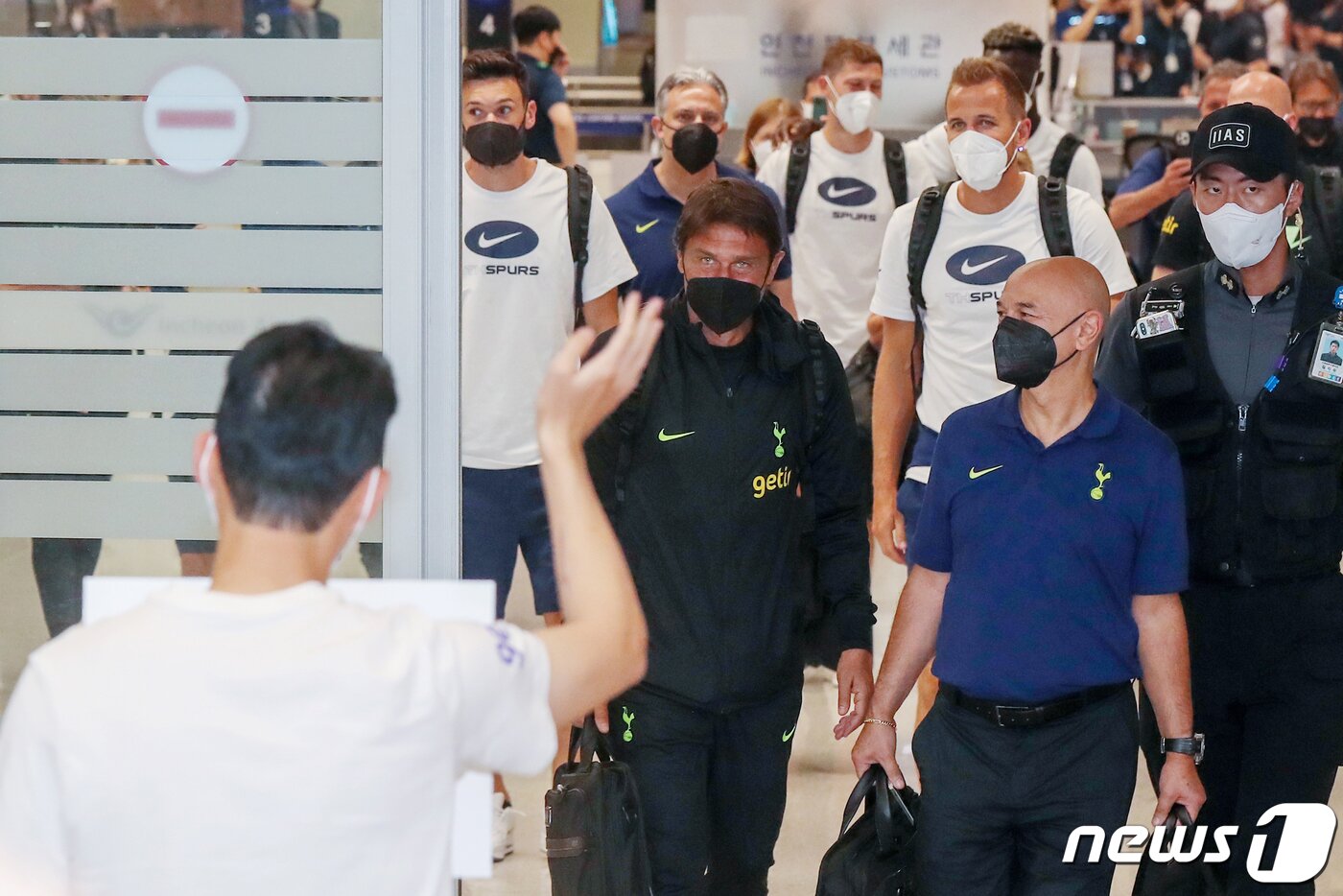본문 이미지 - 잉글랜드 프리미어리그(EPL) 토트넘 홋스퍼에서 활약 중인 손흥민이 10일 오후 인천국제공항 제2여객터미널을 통해 입국하는 안토니오 콘테 감독과 해리 케인 등 팀 선수들을 마중 나와 손을 흔들고 있다. 토트넘은 13일 오후 8시 서울월드컵경기장에서 '팀 K리그'와, 16일 오후 8시 수원월드컵경기장에서 세비야(스페인)과 각각 친선 경기를 치른다. 2022.7.10/뉴스1 ⓒ News1 민경석 기자