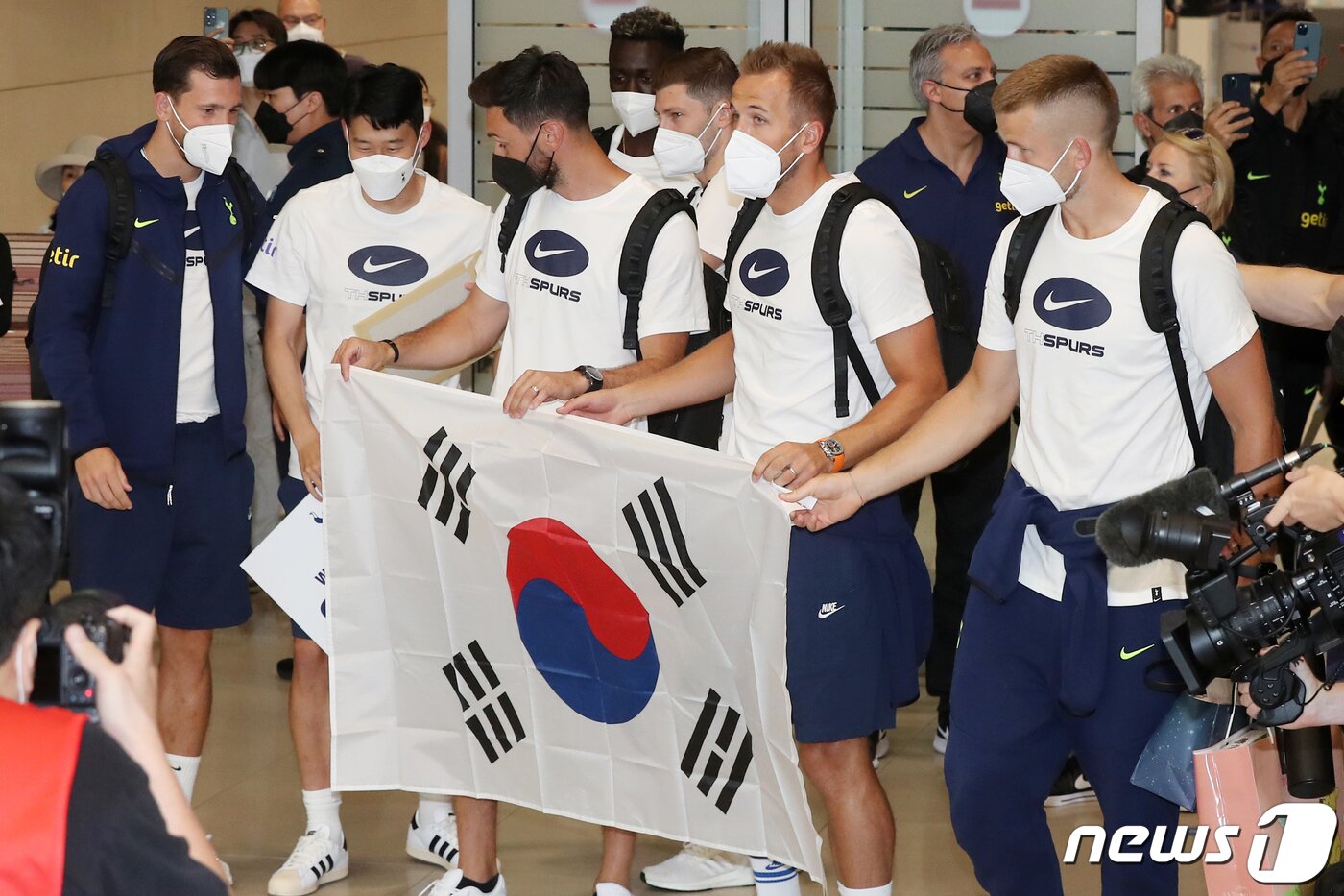 본문 이미지 - 잉글랜드 프리미어리그(EPL) 토트넘 홋스퍼에서 활약 중인 손흥민이 10일 오후 인천국제공항 제2여객터미널을 통해 입국하는 해리 케인 등 팀 선수들을 마중 나와 태극기를 들고 기념 촬영을 하고 있다. 토트넘은 13일 오후 8시 서울월드컵경기장에서 '팀 K리그'와, 16일 오후 8시 수원월드컵경기장에서 세비야(스페인)과 각각 친선 경기를 치른다. 2022.7.10/뉴스1 ⓒ News1 민경석 기자
