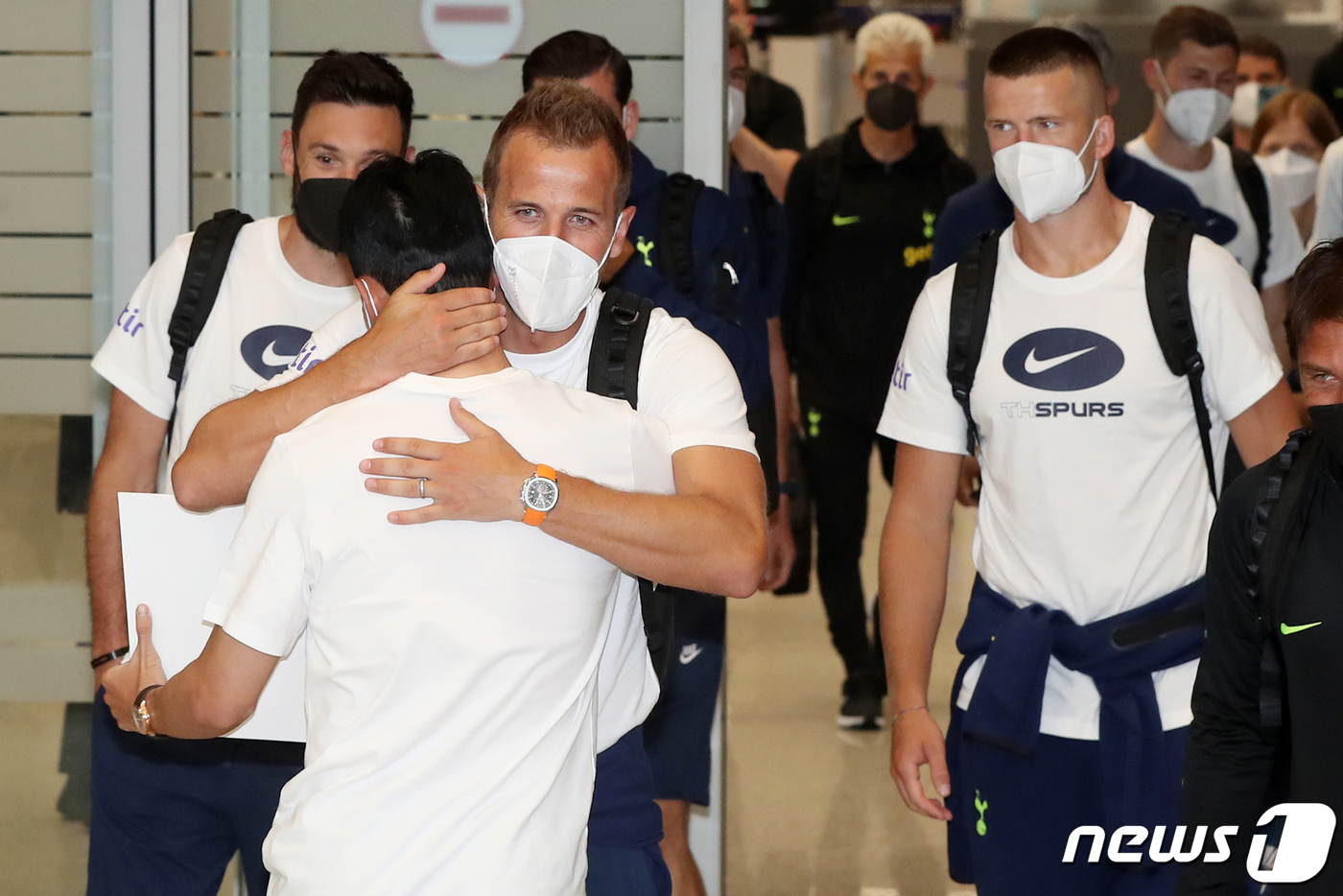 (인천공항=뉴스1) 민경석 기자 = 잉글랜드 프리미어리그(EPL) 토트넘 홋스퍼에서 활약 중인 손흥민이 10일 오후 인천국제공항 제2여객터미널을 통해 입국하는 해리 케인 등 팀 선 …