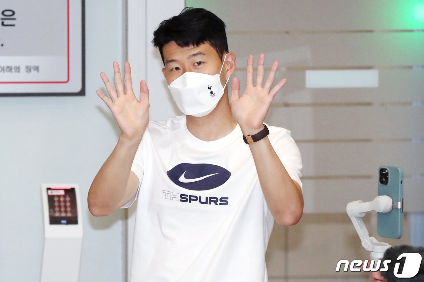 본문 이미지 - 잉글랜드 프리미어리그(EPL) 토트넘 홋스퍼에서 활약 중인 손흥민이 10일 오후 인천국제공항 제2여객터미널을 통해 입국하는 팀 선수들을 마중 나와 팬들을 향해 손을 흔들고 있다. 토트넘은 13일 오후 8시 서울월드컵경기장에서 '팀 K리그'와, 16일 오후 8시 수원월드컵경기장에서 세비야(스페인)과 각각 친선 경기를 치른다. 2022.7.10/뉴스1 ⓒ News1 민경석 기자
