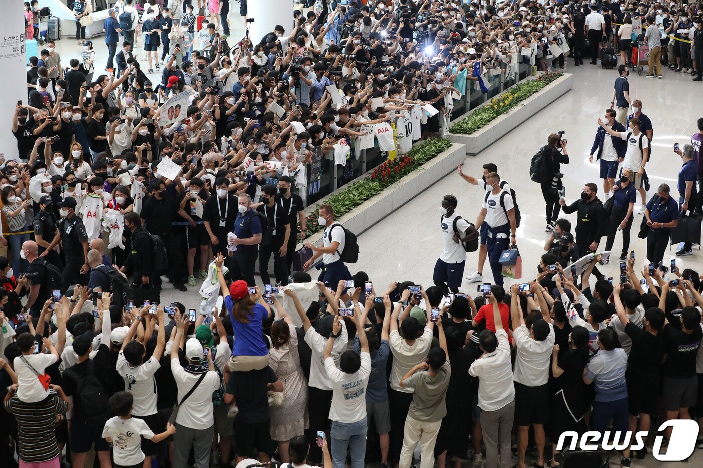 본문 이미지 - 10일 오후 인천국제공항 제2터미널 입국장에서 축구 팬들이 입국하는 토트넘 홋스퍼 FC 선수들을 바라보고 있다. (공동취재) 2022.7.10/뉴스1 ⓒ News1 민경석 기자
