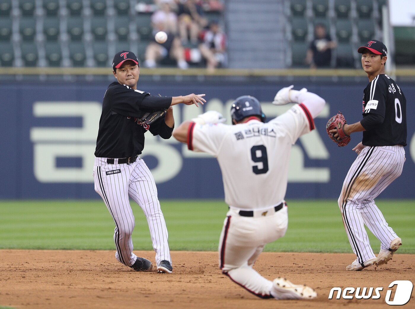 본문 이미지 - 송구하는 손호영(왼쪽). 뉴스1 DB ⓒ News1 신웅수 기자