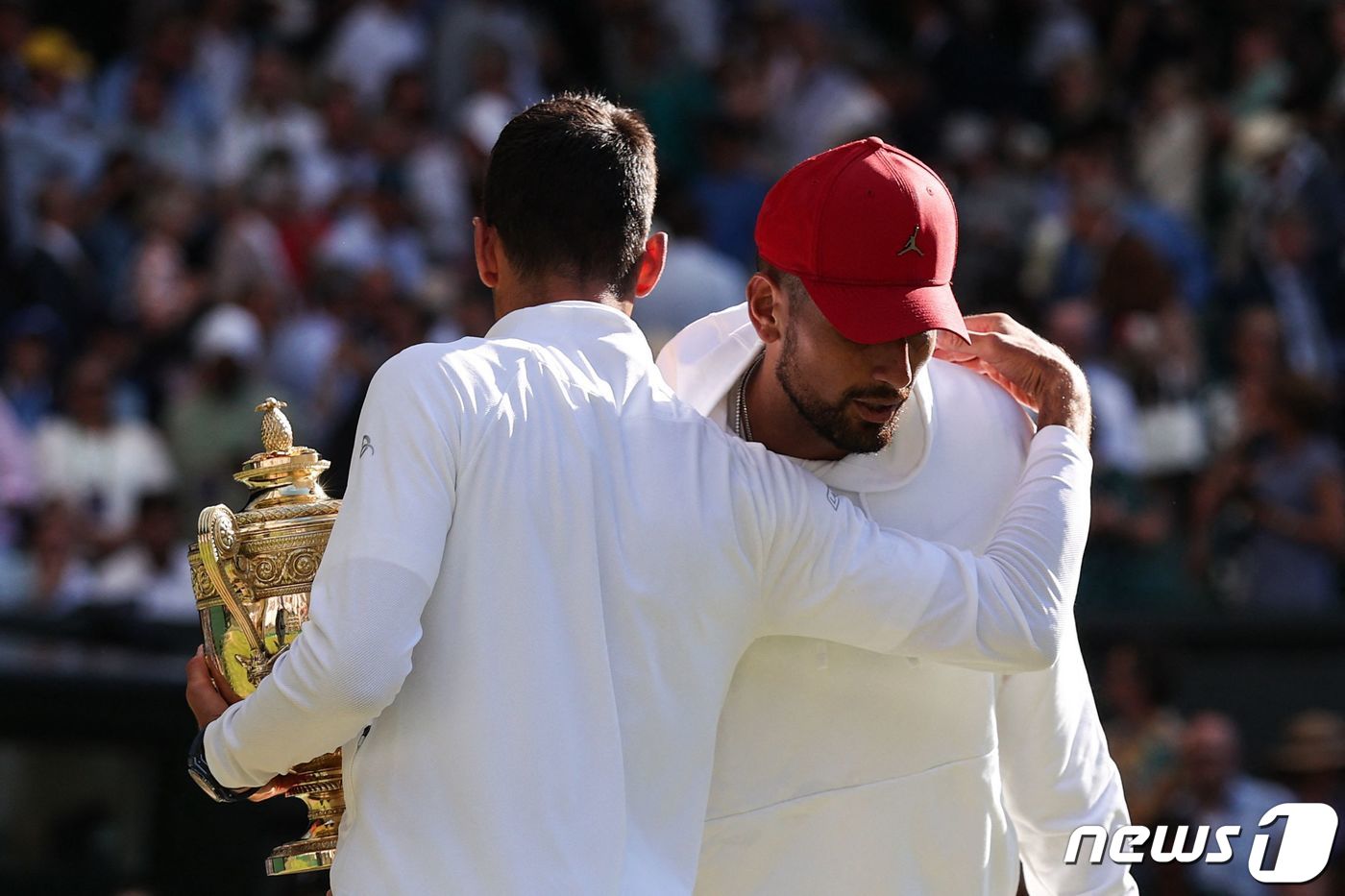 (윔블던 AFP=뉴스1) 우동명 기자 = 세르비아의 노박 조코비치가 10일(현지시간) 영국 윔블던의 올잉글랜드클럽에서 열린 윔블던 테니스 대회 남자 단식서 4연패 우승컵을 들고 준 …