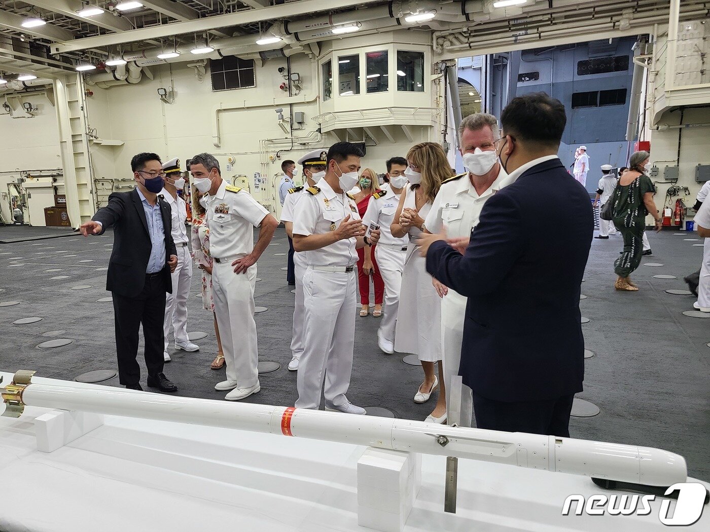 본문 이미지 -  LIG넥스원 직원들이 세계 최대 다국적 연합 해상훈련인 '2022 환태평양훈련(RIMPAC·림팩)'에서 대한민국 유도무기 2.75인치 유도로켓 '비궁'을 소개하고 있다. 비궁은 2019년 미 국방부가 실시한 해외비교시험(FCT)를 통과했으며, 현재 미국 해군 무인 플랫폼을 기반으로 한 추가 발사 시험도 준비 중에 있다. (LIG넥스원 제공) 2022.7.11/뉴스1