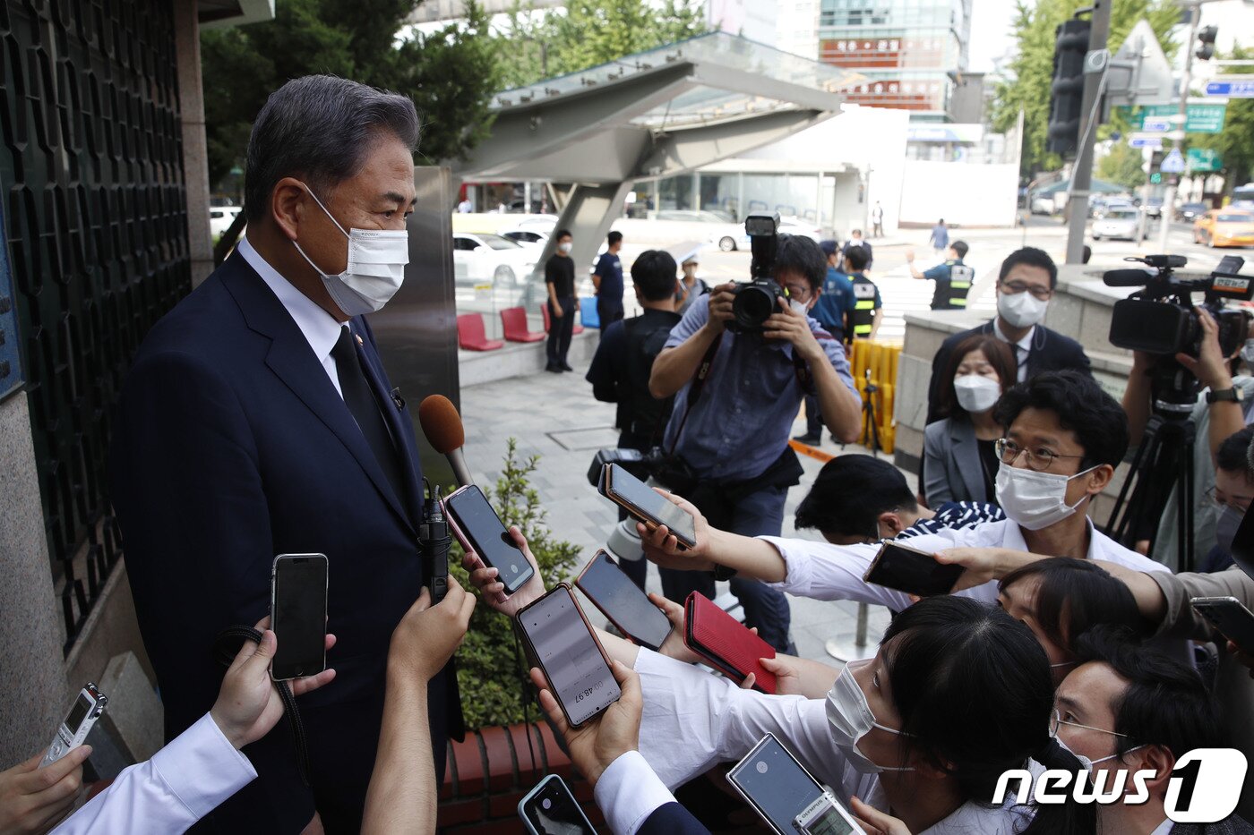 본문 이미지 - 박진 외교부 장관이 11일 오전 서울 종로구 주한일본대사관 공보문화원에 마련된 아베 신조 전 일본 총리 분향소를 찾아 조문한 다음 기자들의 질문에 답하고 있다. (공동취재) 2022.7.11/뉴스1 ⓒ News1 김명섭 기자