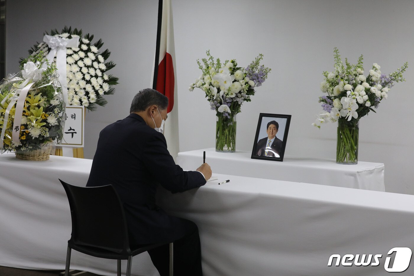 본문 이미지 - 박진 외교부 장관이 11일 오전 서울 종로구 주한일본대사관 공보문화원에 마련된 아베 신조 전 일본 총리 분향소를 찾아 조문하고 있다. (공동취재) 2022.7.11/뉴스1 ⓒ News1 김명섭 기자