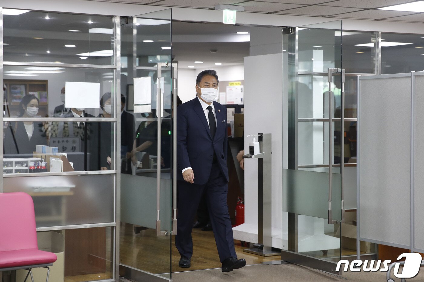 본문 이미지 - 박진 외교부 장관이 11일 오전 서울 종로구 주한일본대사관 공보문화원에 마련된 아베 신조 전 일본 총리 분향소로 들어서고 있다. (공동취재) 2022.7.11/뉴스1 ⓒ News1 김명섭 기자