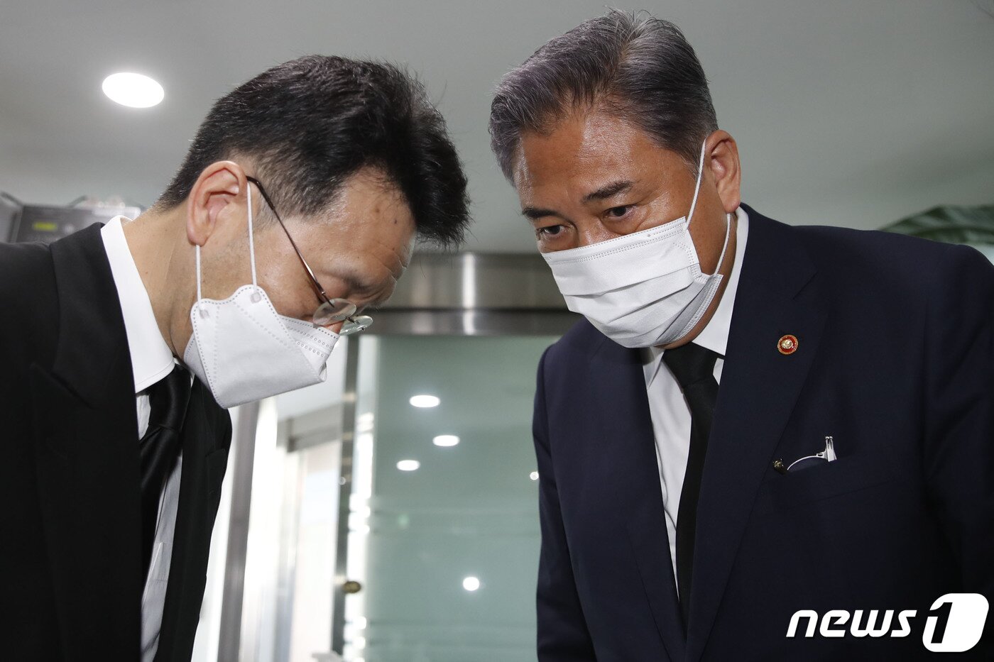 본문 이미지 - 박진 외교부 장관이 11일 오전 서울 종로구 주한일본대사관 공보문화원에 마련된 아베 신조 전 일본 총리 분향소를 찾아 조문한 다음 일본 대사관 관계자와 이야기를 나누고 있다. (공동취재) 2022.7.11/뉴스1 ⓒ News1 김명섭 기자