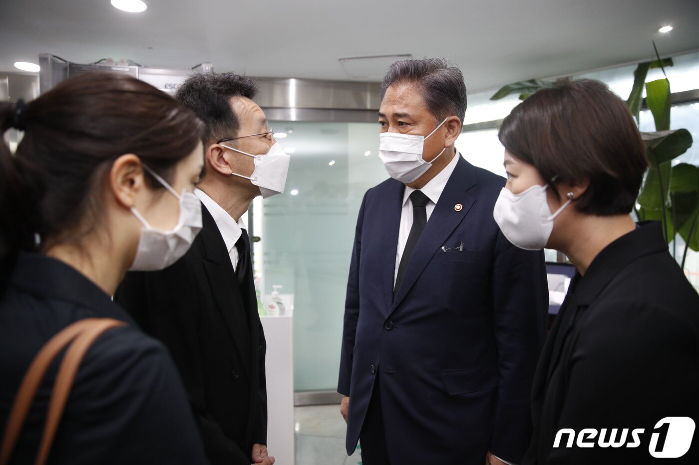 본문 이미지 - 박진 외교부 장관이 11일 오전 서울 종로구 주한일본대사관 공보문화원에 마련된 아베 신조 전 일본 총리 분향소를 찾아 조문한 다음 일본 대사관 관계자와 이야기를 나누고 있다. (공동취재) 2022.7.11/뉴스1 ⓒ News1 김명섭 기자