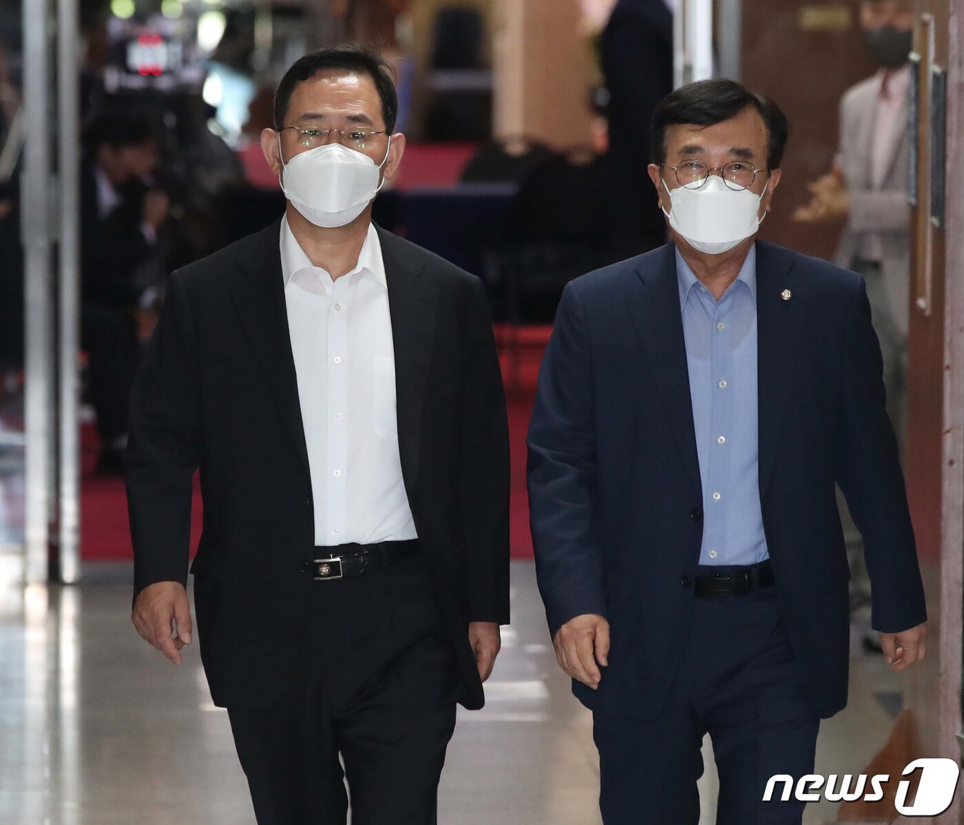 본문 이미지 - 주호영, 서병수 국민의힘 의원이 11일 서울 여의도 국회에서 열린 중진의원모임에 참석하고 있다. (공동취재) 2022.7.11/뉴스1 ⓒ News1 허경 기자