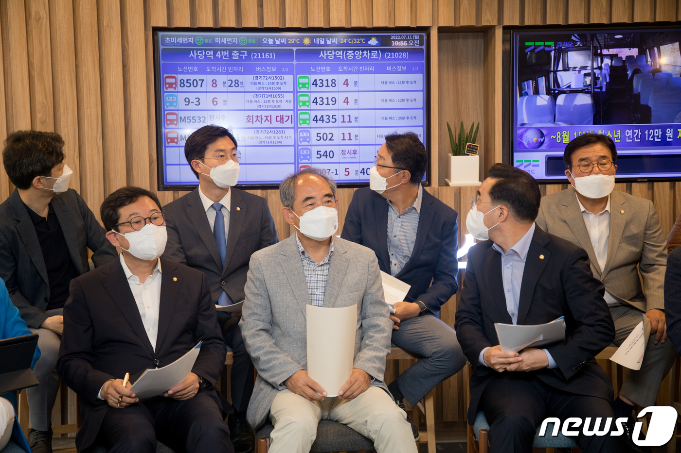 (서울=뉴스1) 국회사진취재단 = 박홍근 더불어민주당 원내대표를 비롯한 민생우선실천단이 11일 오전 서울 사당역 경기버스라운지에서 열린 고유가 대응 유류소비 절감을 위한 대중교통 …