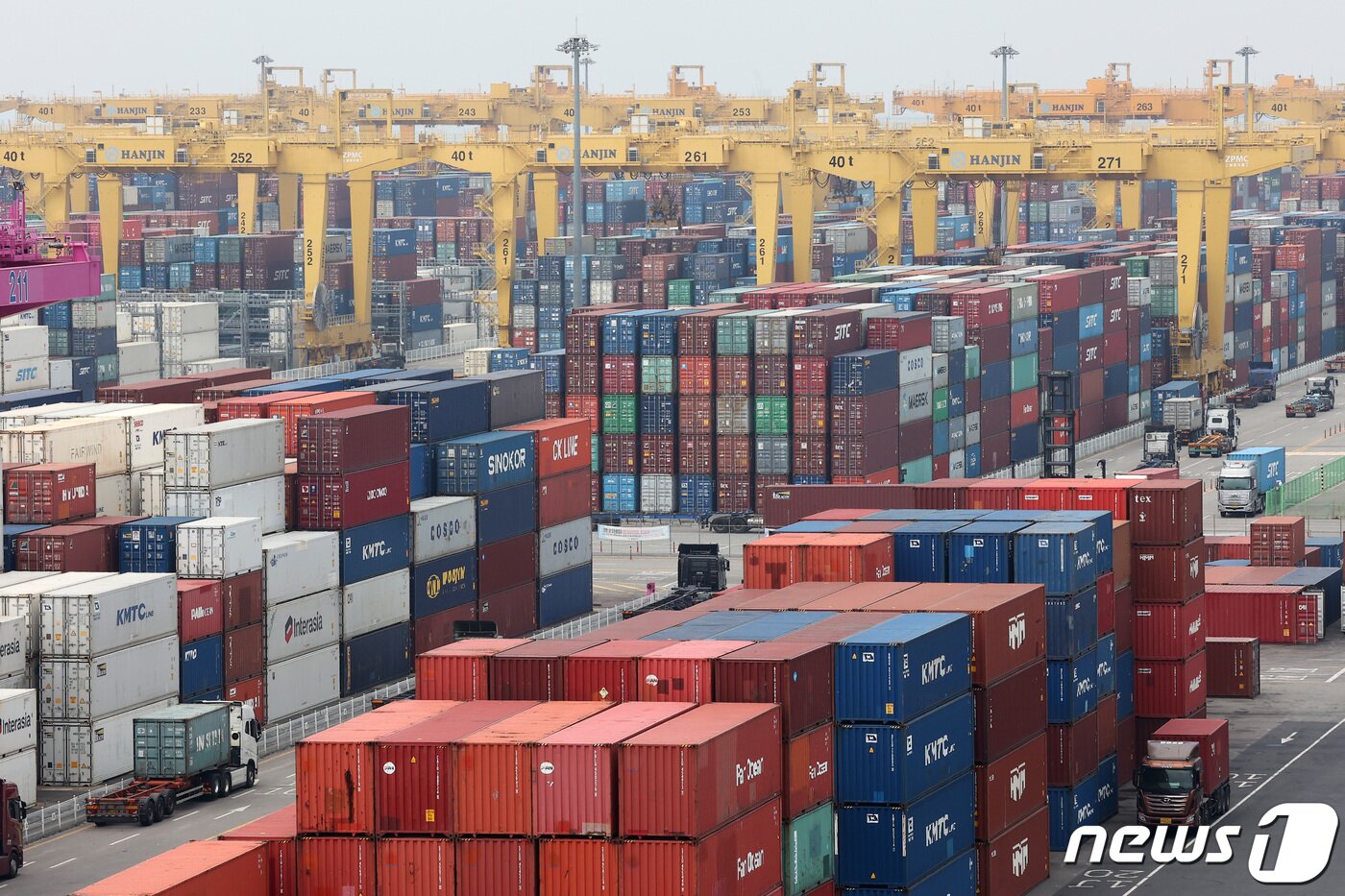 본문 이미지 - 인천 연수구 인천신항에서 컨테이너 선적 작업이 진행되고 있다. (자료사진) 2022.7.11 ⓒ 뉴스1 조태형 기자