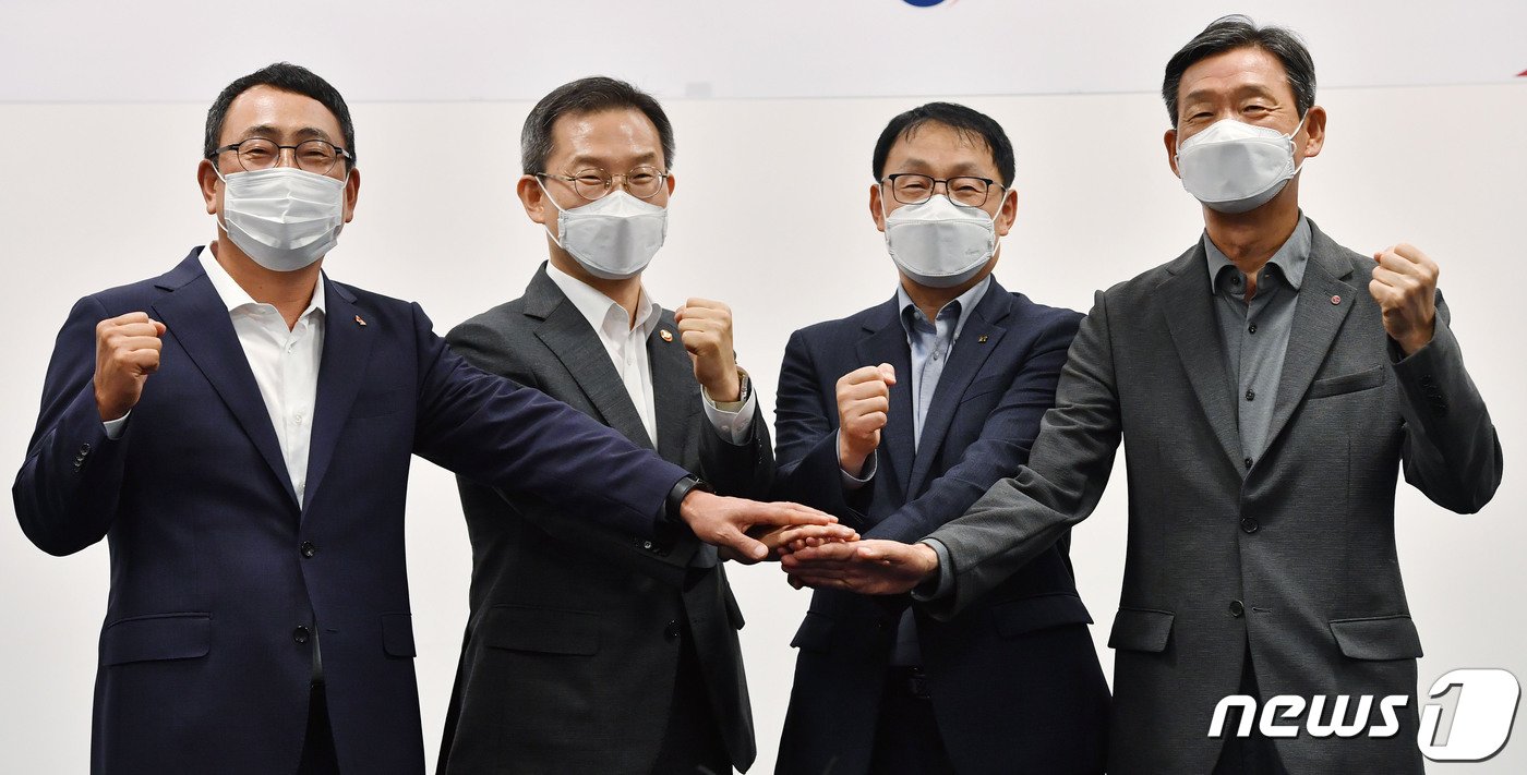 본문 이미지 - 왼쪽부터 유영상 SK텔레콤 대표, 이종호 과학기술정보통신부 장관, 구현모 KT 대표, 황현식 LG유플러스 대표. (공동취재) 2022.7.11/뉴스1 ⓒ News1 임세영 기자