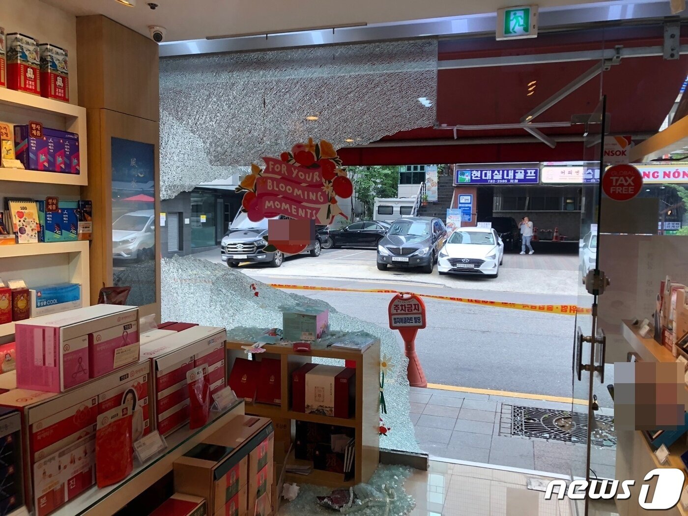 본문 이미지 - 11일 서울 영등포구 한 건강용품 가게의 외부 유리가 깨져있다 ⓒ 한병찬 수습기자