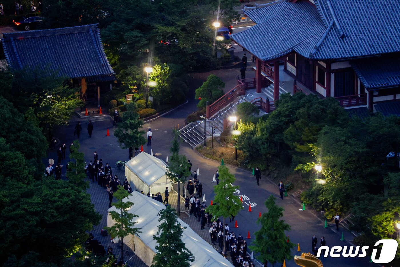 본문 이미지 - 11일 오후 故 아베 신조(安倍晋三) 전 일본 총리의 빈소가 마련된 일본 도쿄 미나토구 조조지 사찰이 일반 조문객들로 붐비고 있다. ⓒ 로이터=뉴스1 ⓒ News1 포토공용 기자