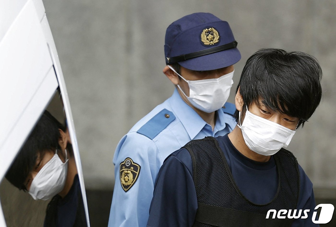 본문 이미지 - 아베 신조 전 일본 총리 살해 용의자인 야마가미 테쓰야가 10일 &#40;현지시간&#41; 나라의 경찰서에서 검찰로 이송되고 있다. ⓒ 로이터=뉴스1 ⓒ News1 정윤영 기자