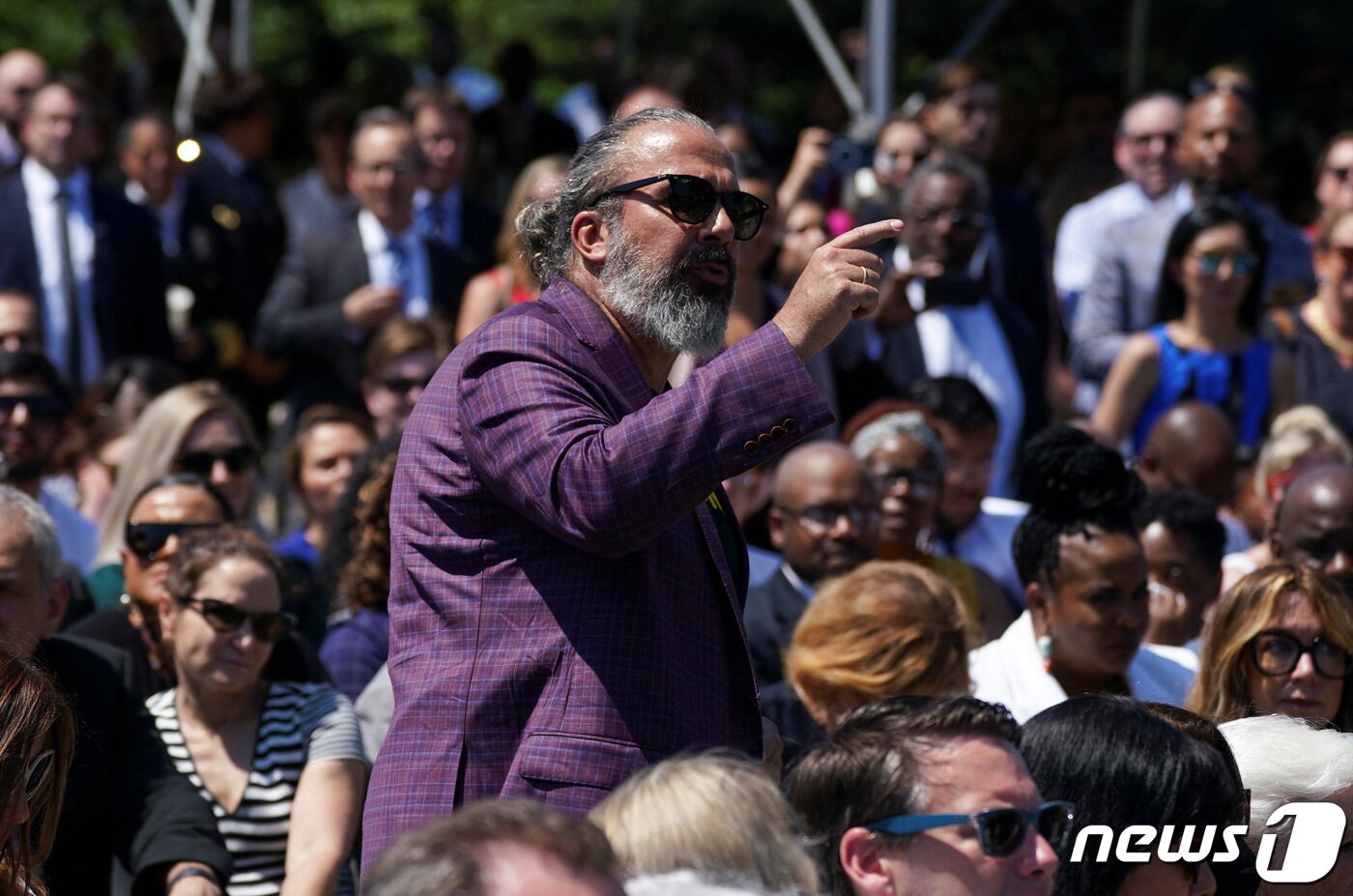 본문 이미지 - 미 플로리다주 파크랜드의 한 고등학교에서 발생한 2018년 총기난사 사건으로 아들을 잃은 마누엘 올리버가 2022년 7월11일(현지시간) 백악관에서 열린 총기안전법 통과를 축하하는 행사에서 조 바이든 대통령의 연설 도중 일어나 추가 총기 규제 조치를 요구하고 있다. ⓒ 로이터=뉴스1 ⓒ News1 김현 특파원
