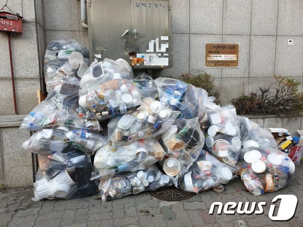 본문 이미지 - 서울 노원구 고시원 원장이 한 방에서 이만큼의 쓰레기가 나왔다고 주장했다. ('아이러브고시원' 갈무리) ⓒ 뉴스1