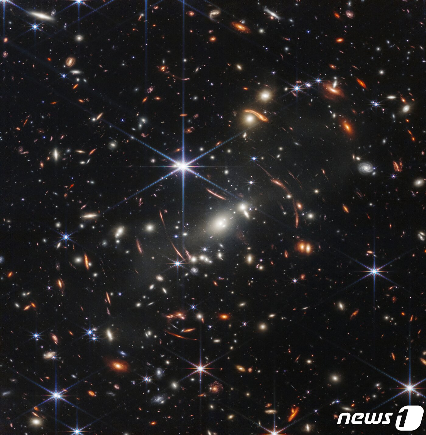 본문 이미지 - 미국 항공우주국(NASA)의 제임스웹 우주망원경으로 촬영한 풀컬러 우주사진이 11일(현지시간) 최초 공개됐다. 2022.07.11 ⓒ 로이터=뉴스1 ⓒ News1 정윤미 기자