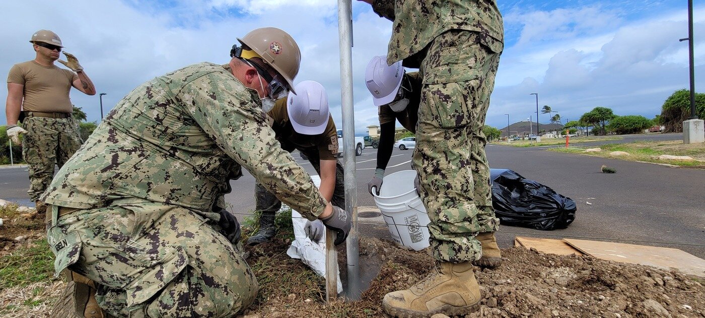 본문 이미지 - 우리 해군 제59기동건설전대와 미 해군 제1건설연대 제22기동건설대대 장병들이 미국 하와이 해병대기지(MCBH)에서 태풍 내습으로 파손된 물자 야적장 펜스를 복구하는 훈련을 하고 있다. (해군 제공) ⓒ 뉴스1