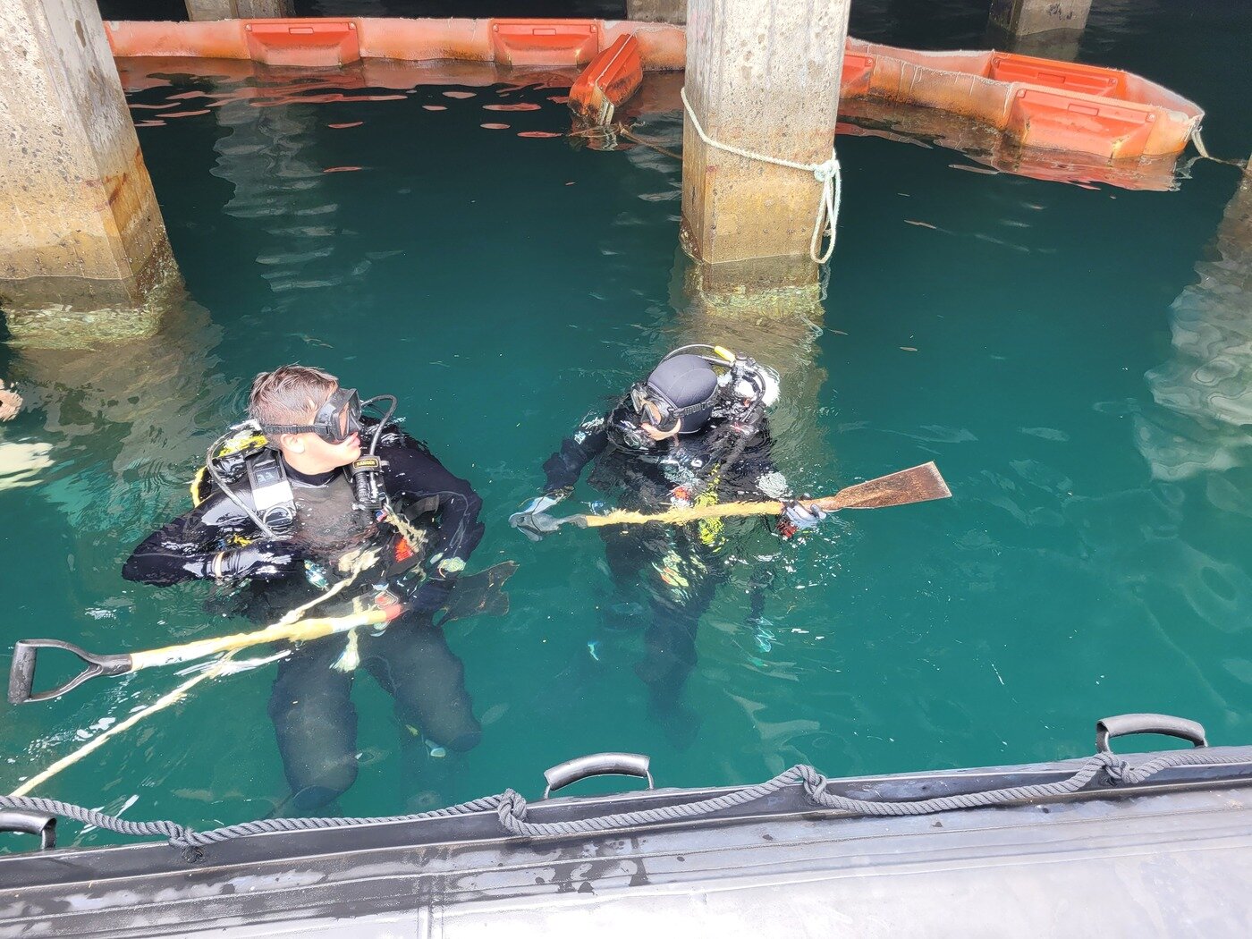본문 이미지 - 우리 해군 제59기동건설전대와 미 해군 제1건설연대 제22기동건설대대 장병들이 미국 하와이 해병대기지(MCBH)에서 태풍 내습 상황을 가정한 항만 수중 피해평가 훈련을 실시하고 있다. (해군 제공) ⓒ 뉴스1