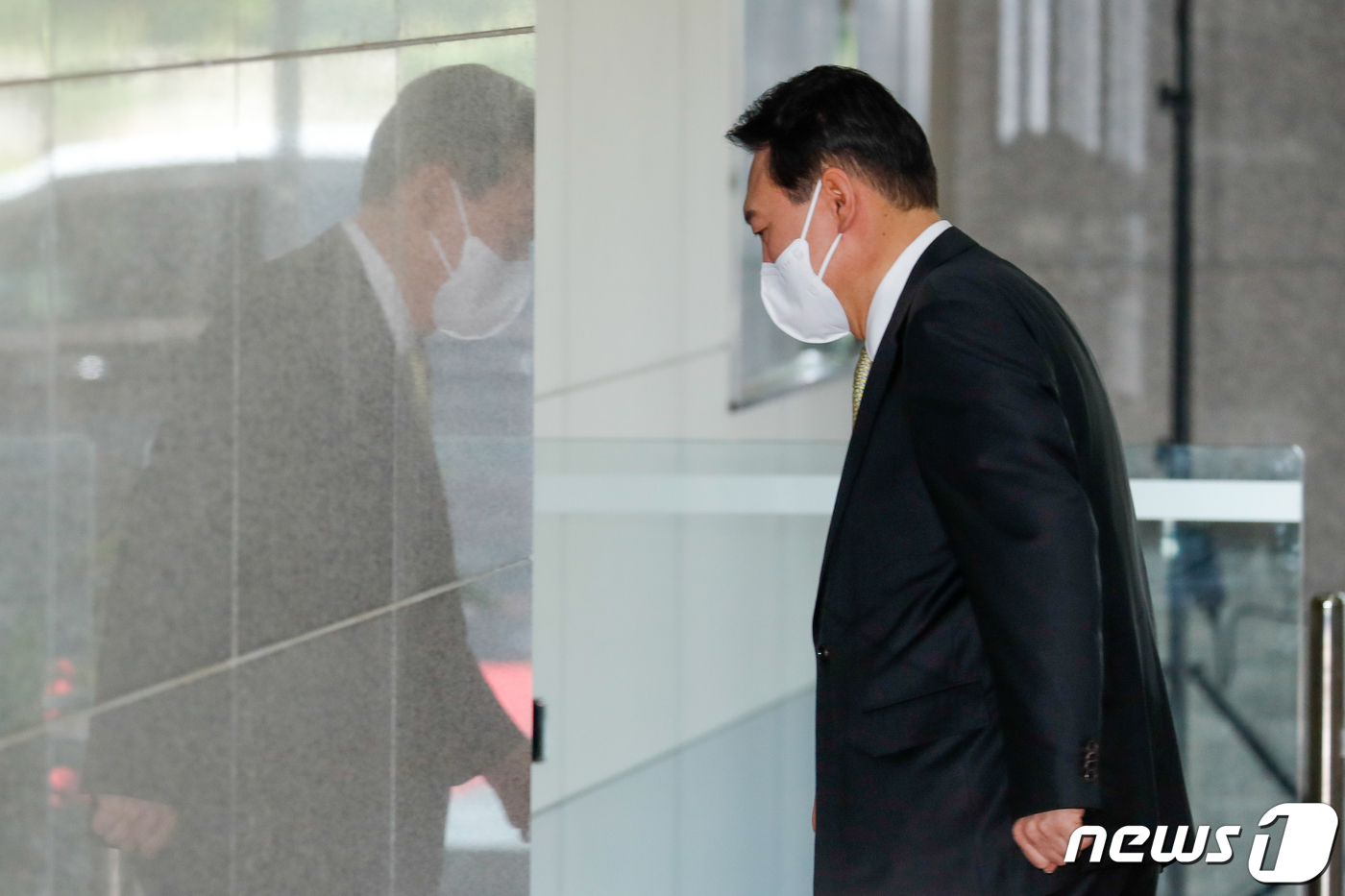 (서울=뉴스1) 안은나 기자 = 윤석열 대통령이 12일 오전 용산 대통령실로 출근하며 취재진 질문에 답변을 마친 후 집무실로 향하고 있다. 대통령실은 출입 기자단 중 11명이 코로 …