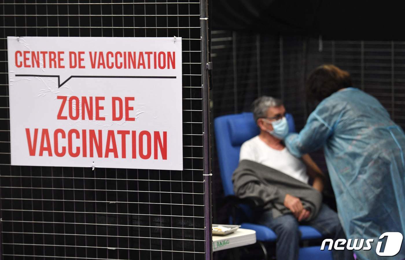 본문 이미지 - 프랑스 남부에서 한 남성이 신종 코로나바이러스 감염증&#40;코로나19&#41; 백신 접종을 하고 있다. 2021.03.02 ⓒ AFP=뉴스1 ⓒ News1 정윤미 기자