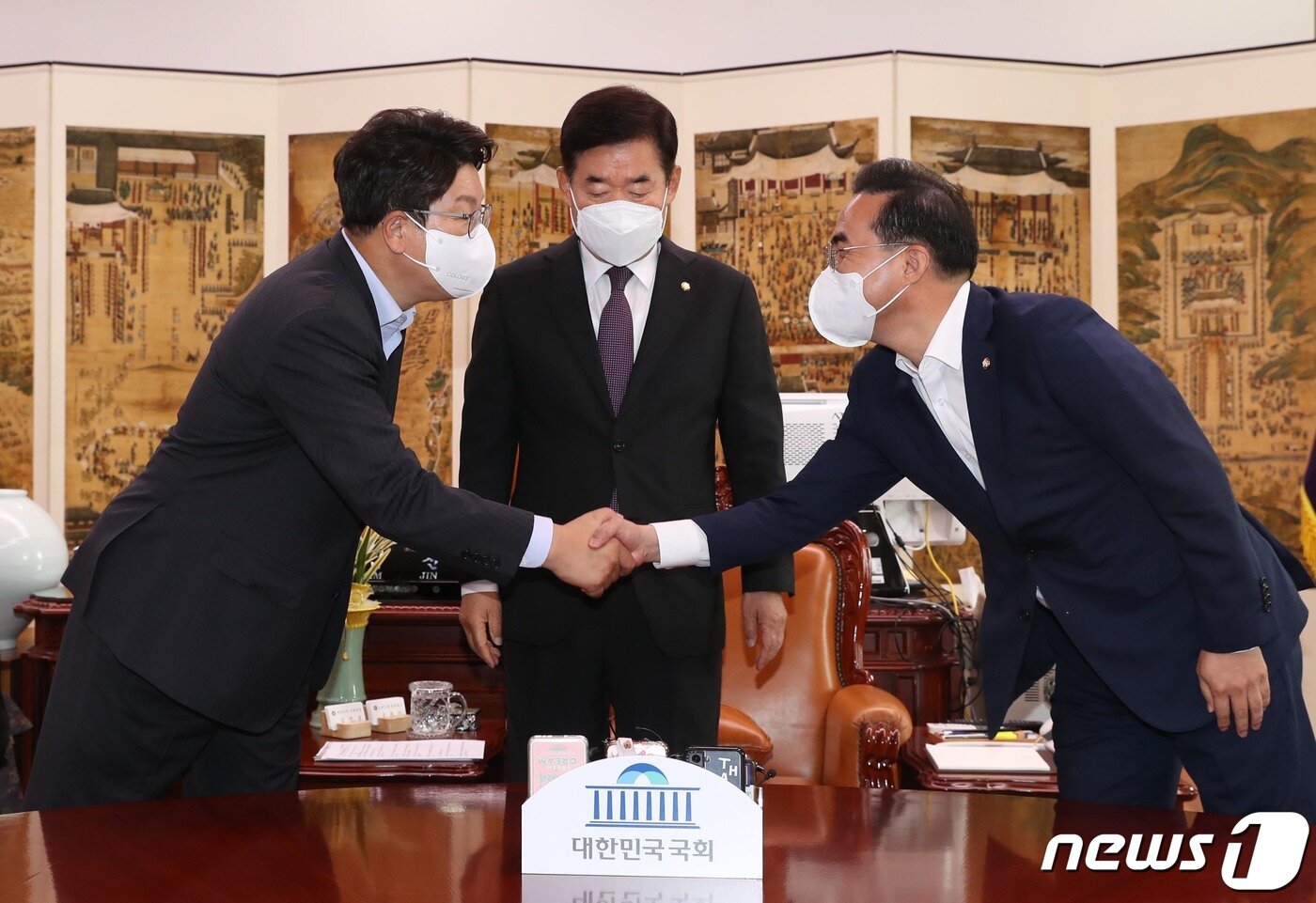 본문 이미지 - 권성동 국민의힘 대표 직무대행 겸 원내대표(왼쪽)와 박홍근 더불어민주당 원내대표(오른쪽)가 12일 오전 서울 여의도 국회 의장실에서 열린 여야 원내대표 회동에서 악수하고 있다. 가운데는 김진표 국회의장. (공동취재) 2022.7.12/뉴스1 ⓒ News1 이재명 기자
