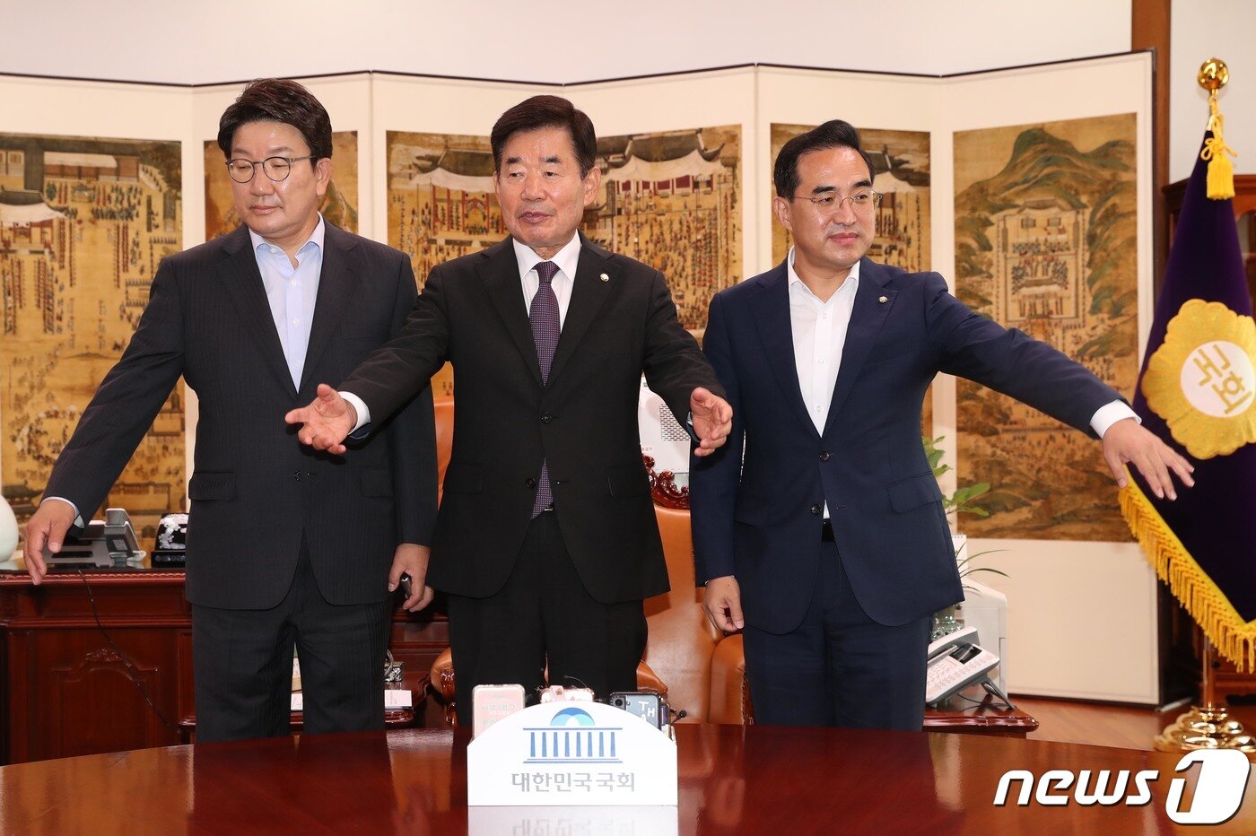 본문 이미지 - 김진표 국회의장(가운데)과 권성동 국민의힘 대표 직무대행 겸 원내대표(왼쪽), 박홍근 더불어민주당 원내대표가 12일 오전 서울 여의도 국회 의장실에서 열린 여야 원내대표 회동에 앞서 기념 촬영을 마친 후 자리로 향하고 있다. (공동취재) 2022.7.12/뉴스1 ⓒ News1 이재명 기자