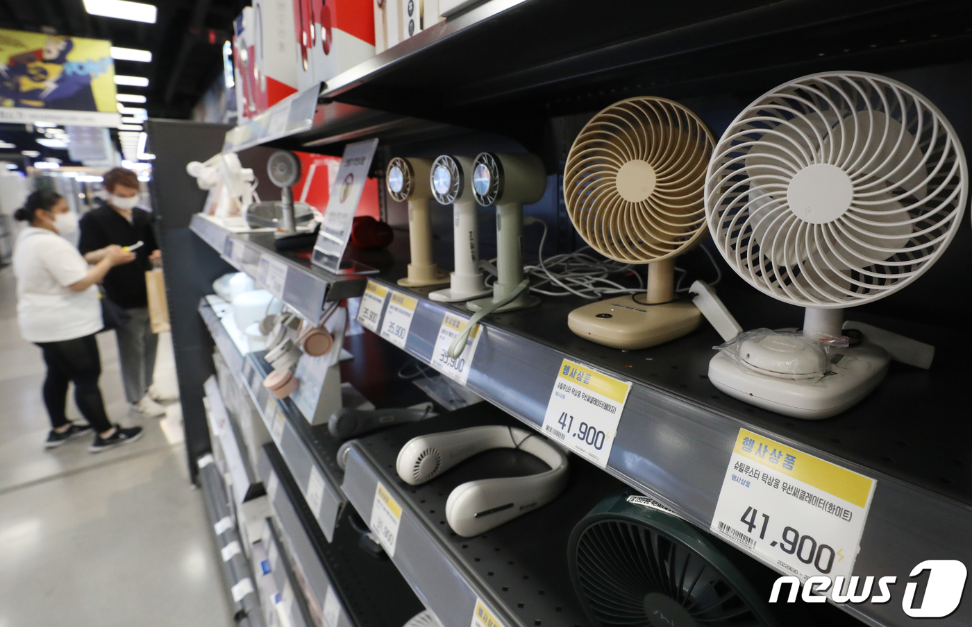 (서울=뉴스1) 송원영 기자 = 본격적인 무더위가 찾아오면서 여름 시즌 가전제품이 불티나게 팔리고 있다.12일 서울 영등포구 이마트 영등포점 일렉트로마트에서 시민들이 여름 시즌 가 …