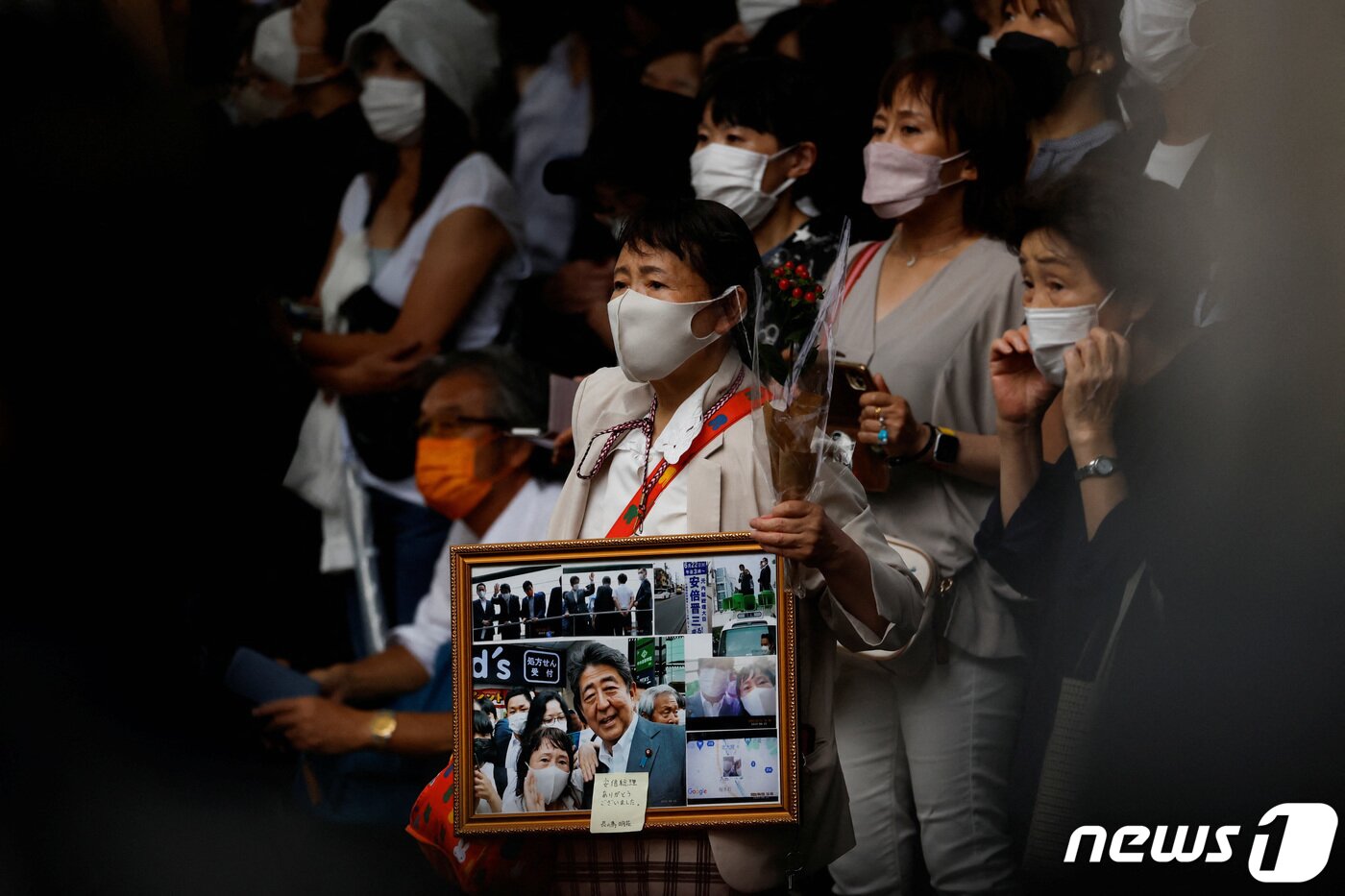 본문 이미지 - 12일(현지시간) 故 아베 신조(安倍晋三) 전 일본 총리의 빈소가 마련된 일본 도쿄 미나토구 조조지 사찰에 일반 조문객들의 발길이 끊이질 않고 있다. ⓒ 로이터=뉴스1 ⓒ News1 유민주 기자