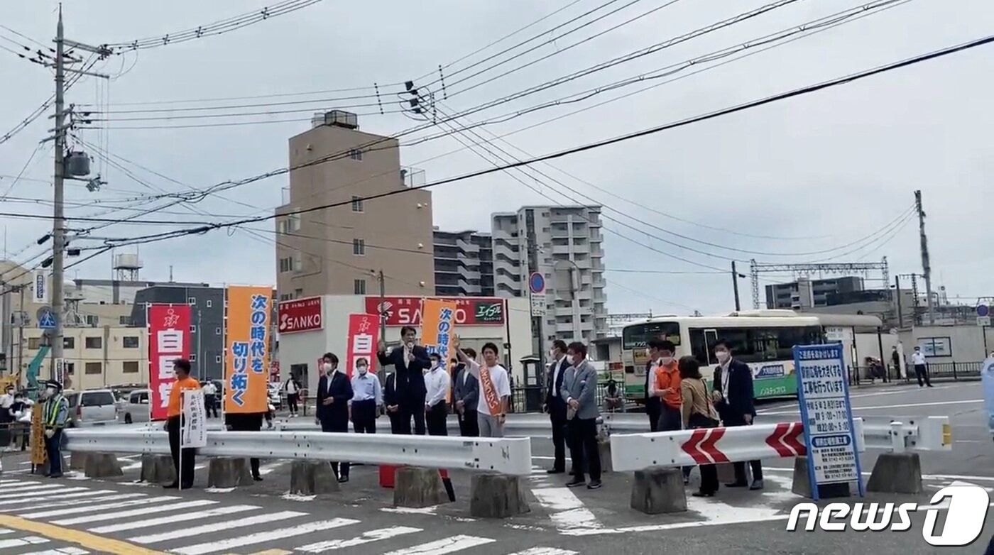 본문 이미지 - 아베 신조 전 일본 총리가 8일 오전 총격 당하기 전에 유세하던 모습 2022.07.08 ⓒ 로이터=뉴스1 ⓒ News1 정윤미 기자