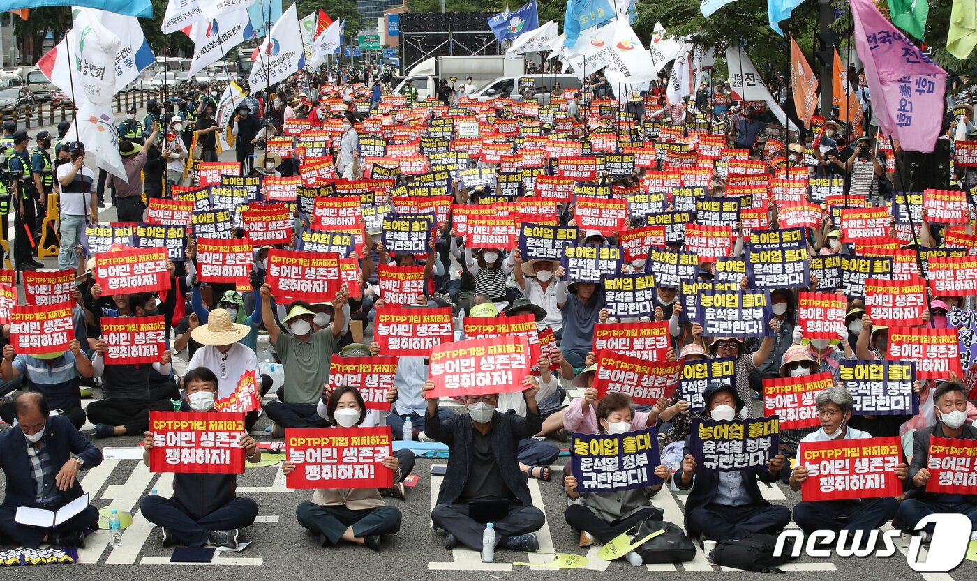 본문 이미지 - 12일 오후 서울 용산구 서울역 인근에서 열린 환태평양경제동반자협정(CPTPP) 가입 저지 7.12범국민 대회에서 참석자들이 농어업홀대 윤석열 정부 규탄, 농어민 생존권 쟁취를 외치고 있다. 2022.7.12 ⓒ 뉴스1 임세영 기자