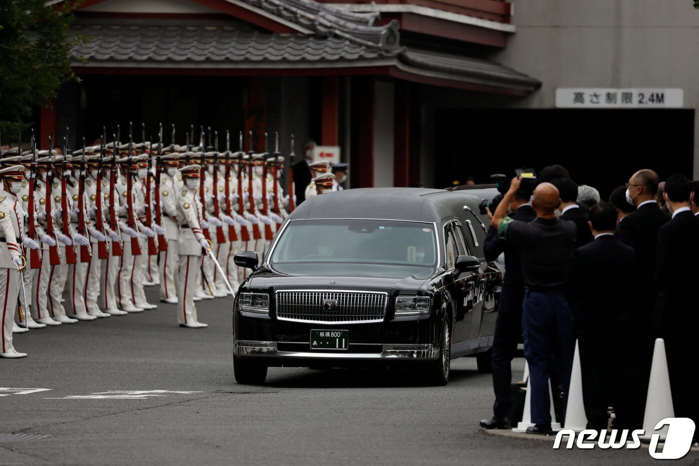 본문 이미지 - 12일(현지시간) 故 아베 신조 전 일본 총리의 장례식이 끝나고 운구 차량이 조죠지 사찰에서 나오고 있다. 지난 8일 아베 전 총리는 나라(奈良)시에서 가두 유세 도중 총을 맞고 병원에 옮겨졌으나 사망했다. ⓒ 로이터=뉴스1 ⓒ News1 유민주 기자