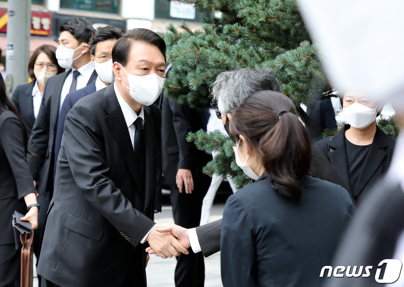 본문 이미지 - 윤석열 대통령이 12일 오후 서울시 종로구 주한일본대사관 공보문화원에 마련된 아베 신조 전 일본 총리 분향소를 찾아 아이보시 고이치 주한 일본대사와 악수를 나누고 있다. 2022.7.12/뉴스1 ⓒ News1 임세영 기자