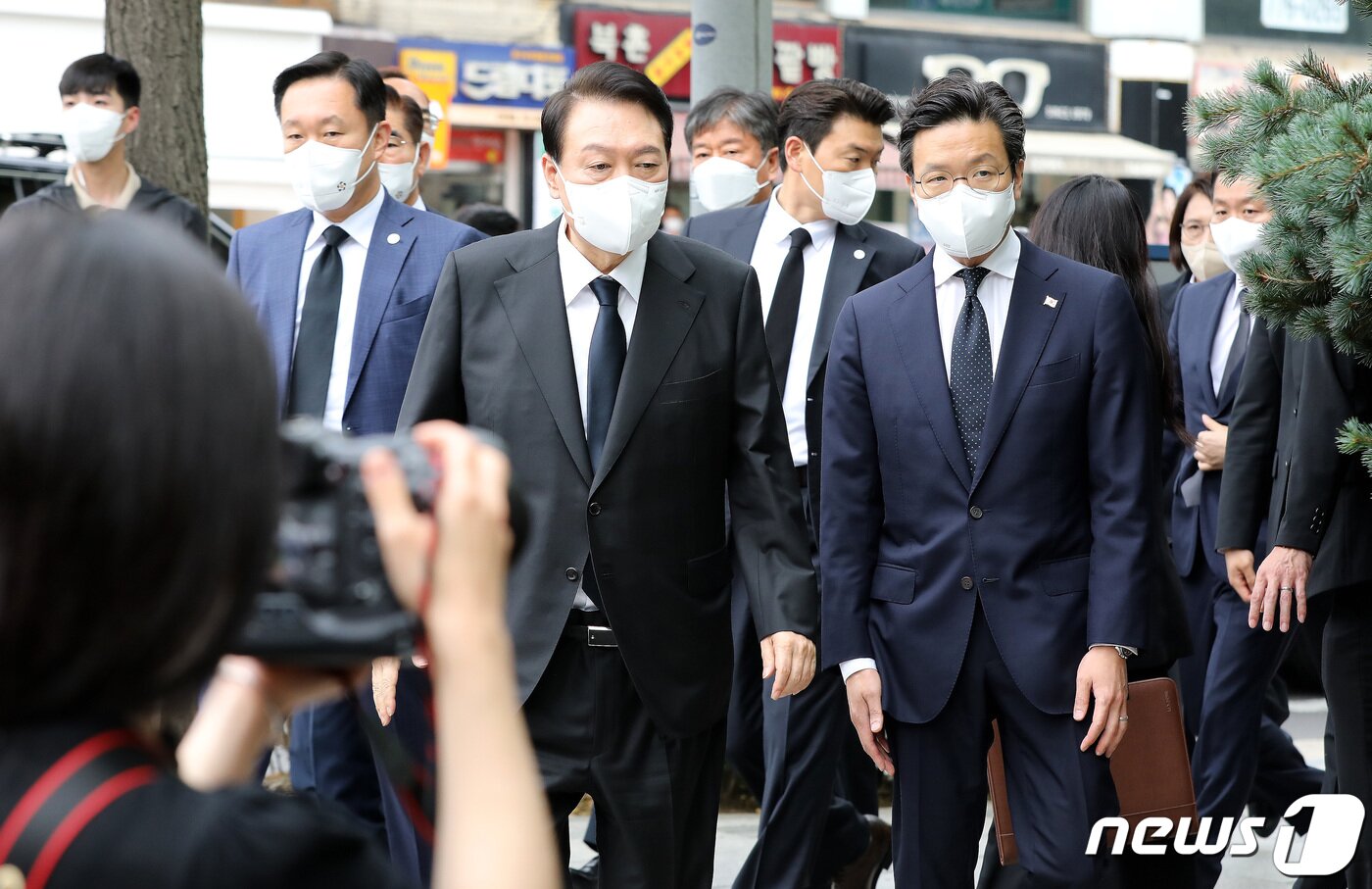 본문 이미지 - 윤석열 대통령이 12일 오후 서울시 종로구 주한일본대사관 공보문화원에 마련된 아베 신조 전 일본 총리 분향소로 향하고 있다.2022.7.12/뉴스1 ⓒ News1 임세영 기자