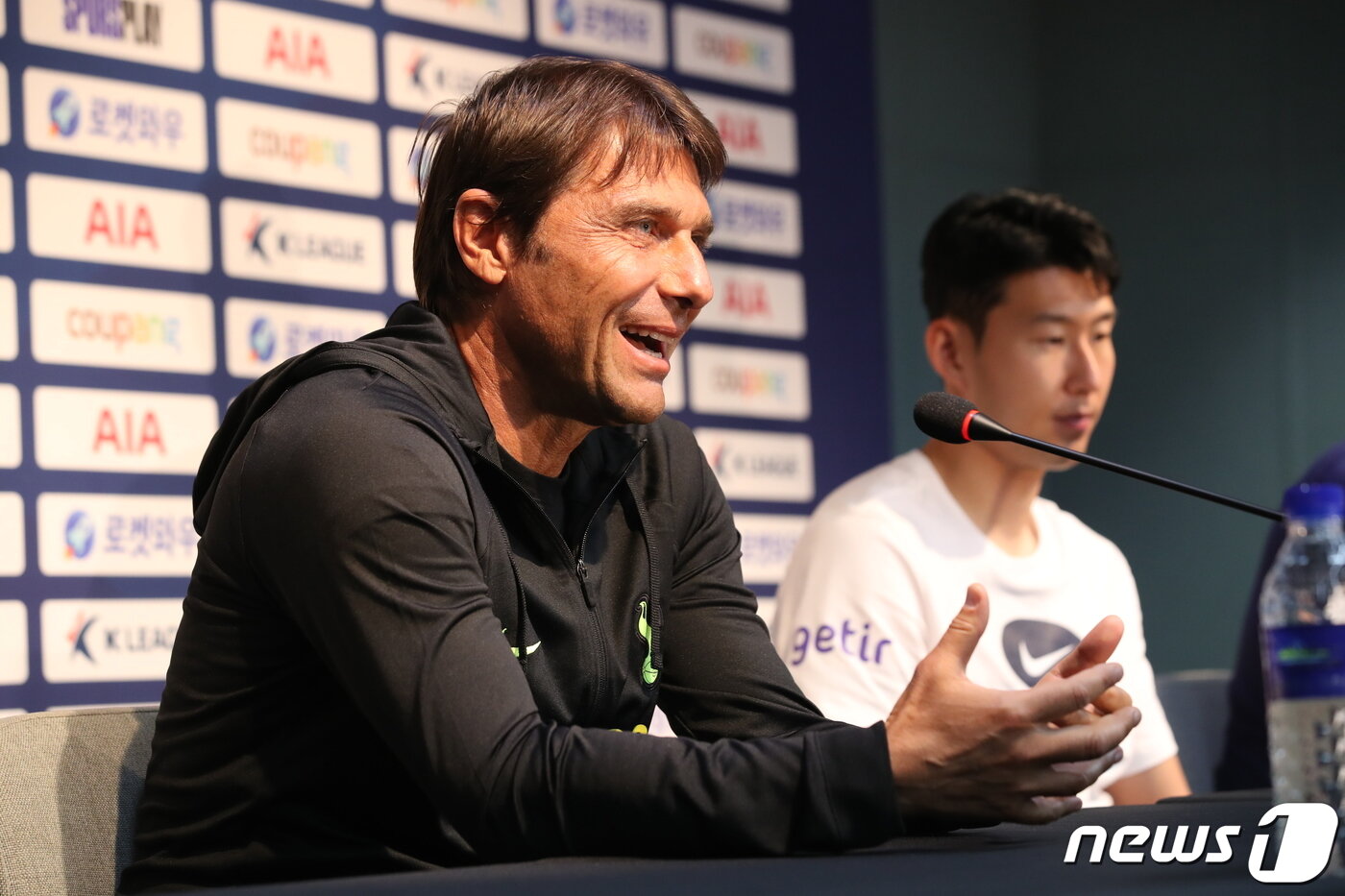 본문 이미지 - 안토니오 콘테 토트넘 홋스퍼 감독과 손흥민이 12일 오후 서울 마포구 상암동 서울월드컵경기장에서 K리그 올스타인 '팀 K리그'와 쿠팡플레이시리즈 1차전을 앞두고 기자회견을 하고 있다. 2022.7.12/뉴스1 ⓒ News1 이광호 기자