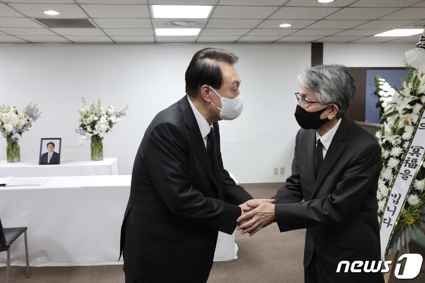 본문 이미지 - 윤석열 대통령이 12일 오후 서울 종로구 주한일본대사관 공보문화원에 마련된 아베 신조 전 일본 총리 분향소를 찾아 조문한 뒤 아이보시 고이치 주한 일본대사와 악수를 하고 있다. (대통령실 제공) 2022.7.12/뉴스1 ⓒ News1 안은나 기자