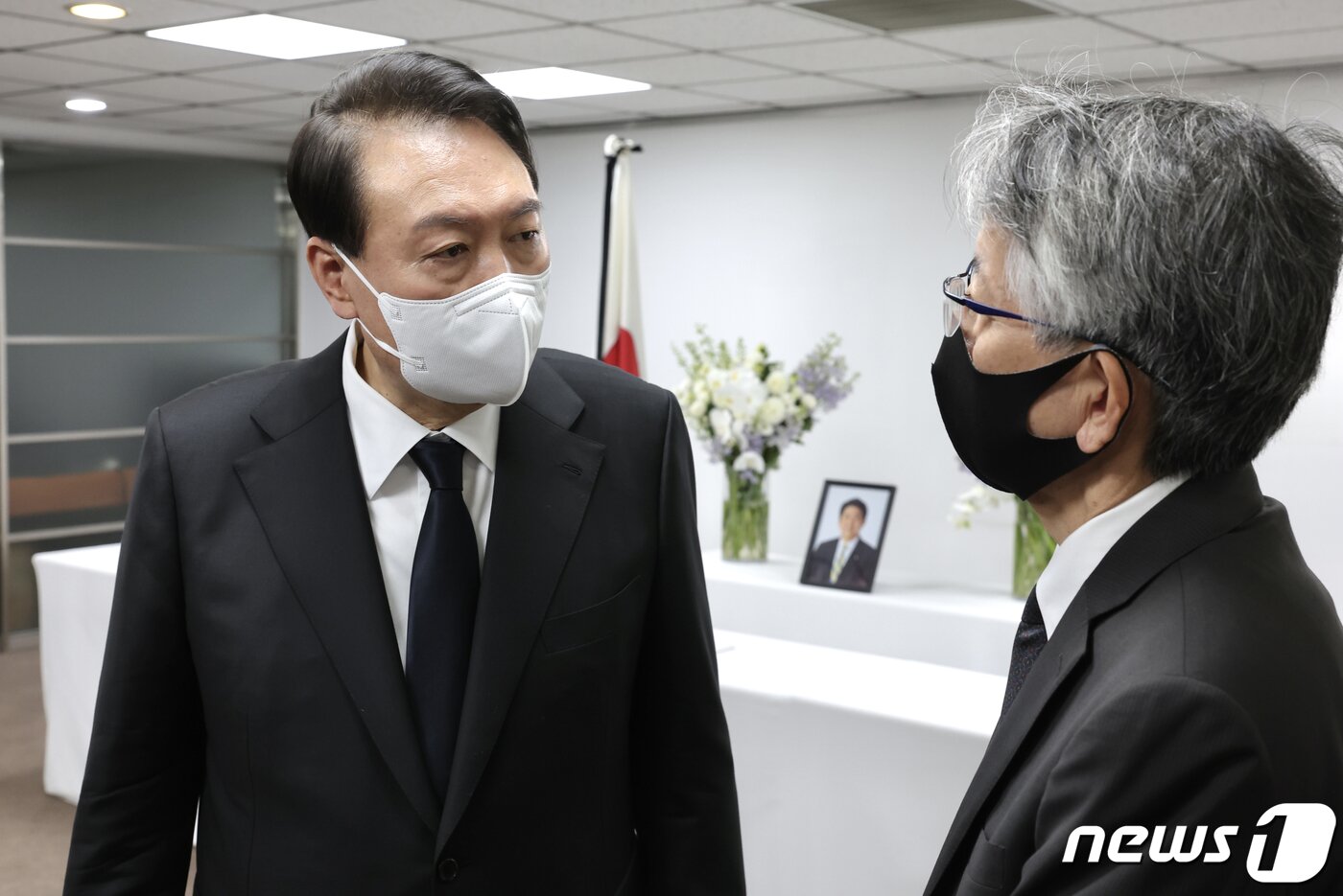 본문 이미지 - 윤석열 대통령이 12일 오후 서울 종로구 주한일본대사관 공보문화원에 마련된 아베 신조 전 일본 총리 분향소를 찾아 아이보시 고이치 주한 일본대사와 대화하고 있다. (대통령실 제공) 2022.7.12/뉴스1 ⓒ News1 안은나 기자