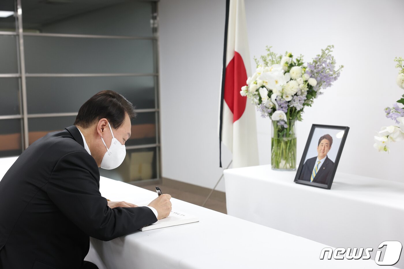 본문 이미지 - 윤석열 대통령이 12일 오후 서울 종로구 주한일본대사관 공보문화원에 마련된 아베 신조 전 일본 총리 분향소를 찾아 조문한 뒤 방명록을 작성하고 있다. (대통령실 제공) 2022.7.12/뉴스1 ⓒ News1 안은나 기자