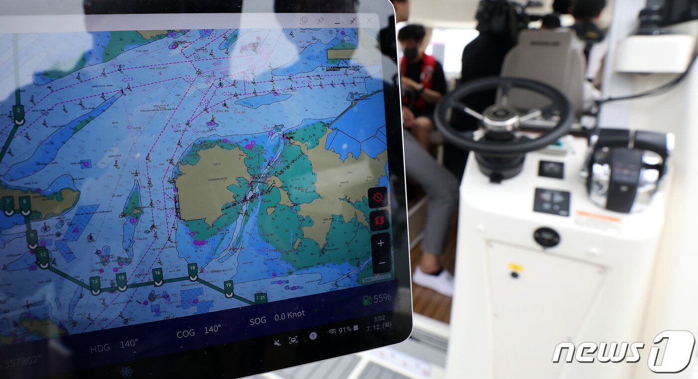 본문 이미지 - 12일 오후 인천 중구 왕산마리나항에서 열린 현대중공업그룹 사내벤처 ‘아비커스’ 자율운항 선박 시연회에서 관계자가 경로 설정 네비게이션을 취재진에게 보여주고 있다. 2022.7.12/뉴스1 ⓒ News1 이동해 기자
