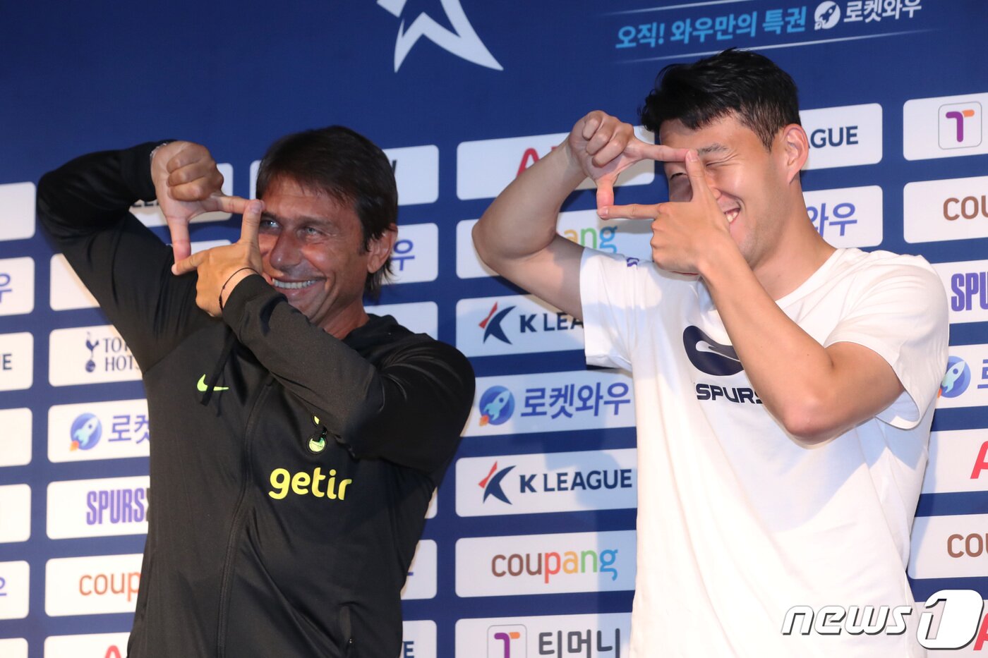 본문 이미지 - 안토니오 콘테 토트넘 홋스퍼 감독과 손흥민이 12일 오후 서울 마포구 상암동 서울월드컵경기장에서 K리그 올스타인 '팀 K리그'와 쿠팡플레이시리즈 1차전을 앞두고 가진 기자회견에서 포즈를 취하고 있다. 2022.7.12/뉴스1 ⓒ News1 이광호 기자