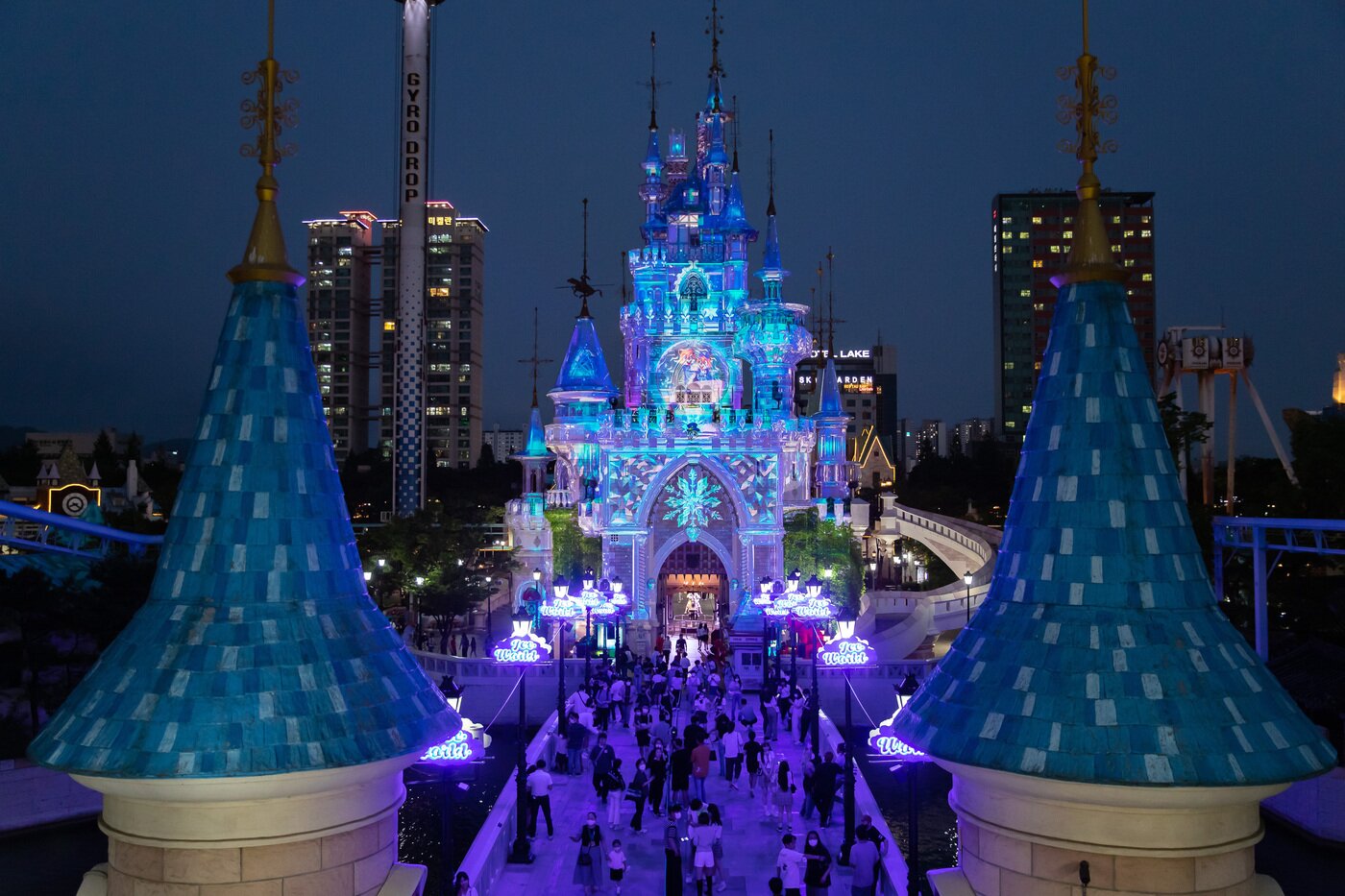 본문 이미지 - 무더위마저 얼려버릴 얼음 성으로 변하는 매직캐슬(롯데월드 제공)ⓒ 뉴스1
