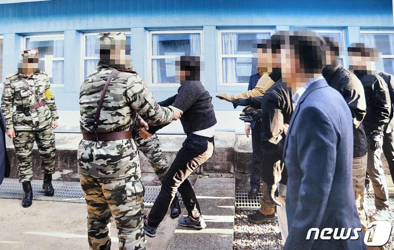 본문 이미지 - 사진은 지난 2019년 11월 북한 선원 2명이 동료 16명을 살해하고 탈북해 귀순 의사를 밝혔으나 판문점을 통해 북한으로 추방 하는 모습. (통일부 제공) 2022.7.12/뉴스1 ⓒ News1 김명섭 기자